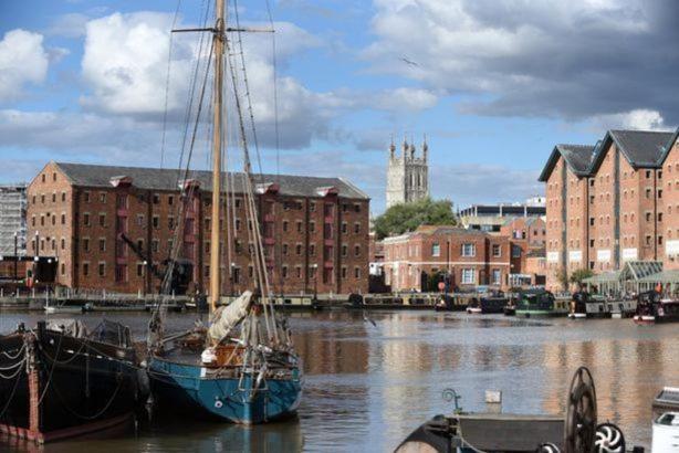 Elliot Oliver - Stylish 2 Bedroom Apartment With Parking In The Docks Gloucester Extérieur photo